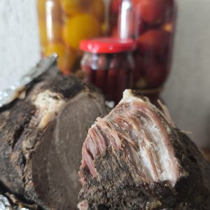 Рване м'ясо зі свинини, запечене на дровах
